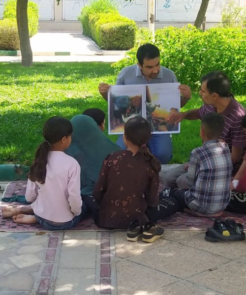 گزارش تصویری «کلاس‌های کتابخوانی و بازی در پارک صنوبر محله‌ی کوزه‌گری»