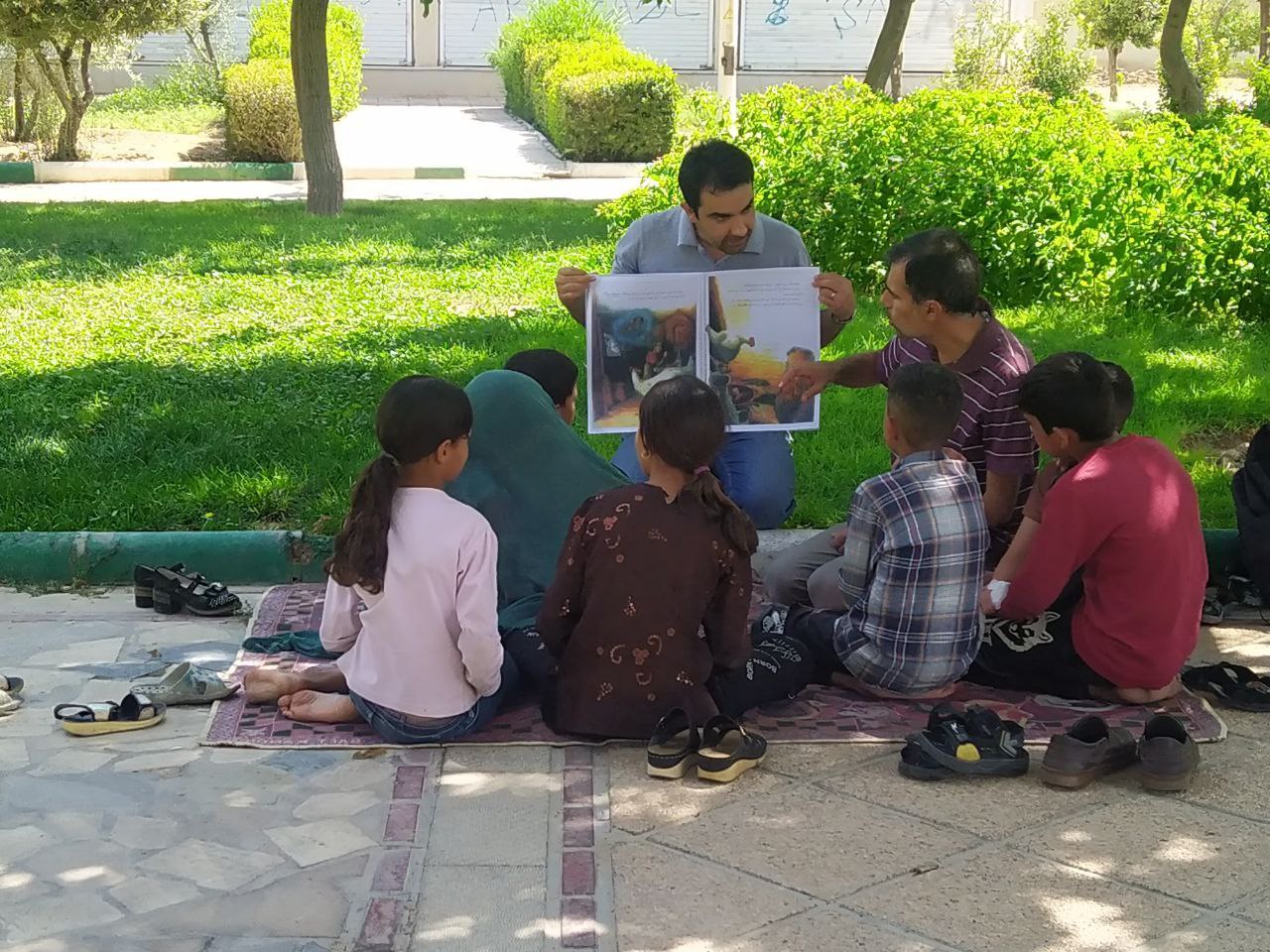 گزارش تصویری «کلاس‌های کتابخوانی و بازی در پارک صنوبر محله‌ی کوزه‌گری»