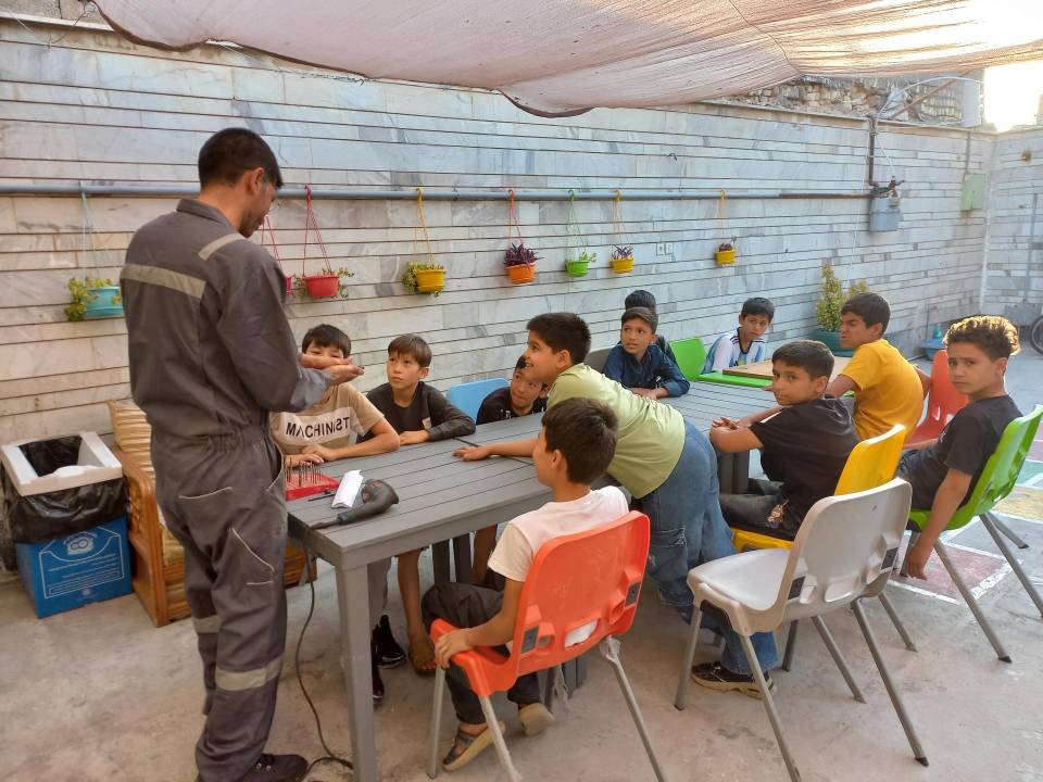 برگزاری کلاس ایمنی و مهارت‌های فنی در خانه برای پسران انتهای دبستان